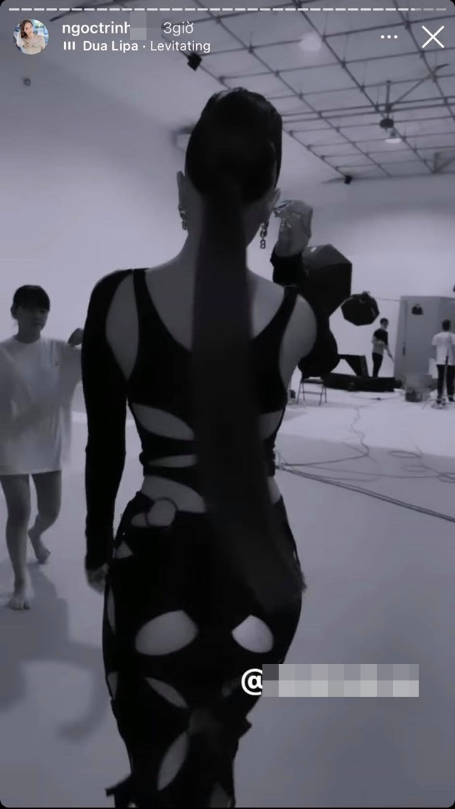 Nhìn từ phía sau, bộ cánh cắt khoét để lộ vòng 3 khiến dân tình "nóng mắt".