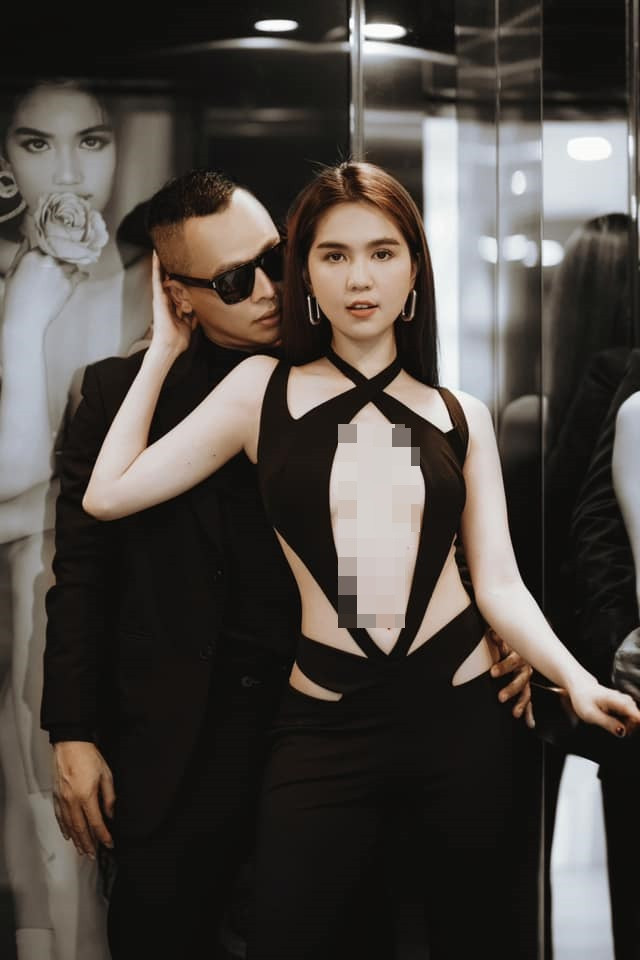 Bộ cánh với phần áo cắt khoét táo bạo của người đẹp Trà Vinh chỉ đủ che chắn điểm nhạy cảm.