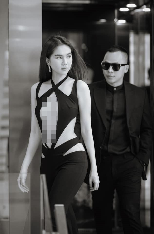 "Nữ hoàng nội y" lại khiến dân tình "nóng mắt" khi diện bộ jumpsuit với những chi tiết cut out ở eo và phần trước ngực.