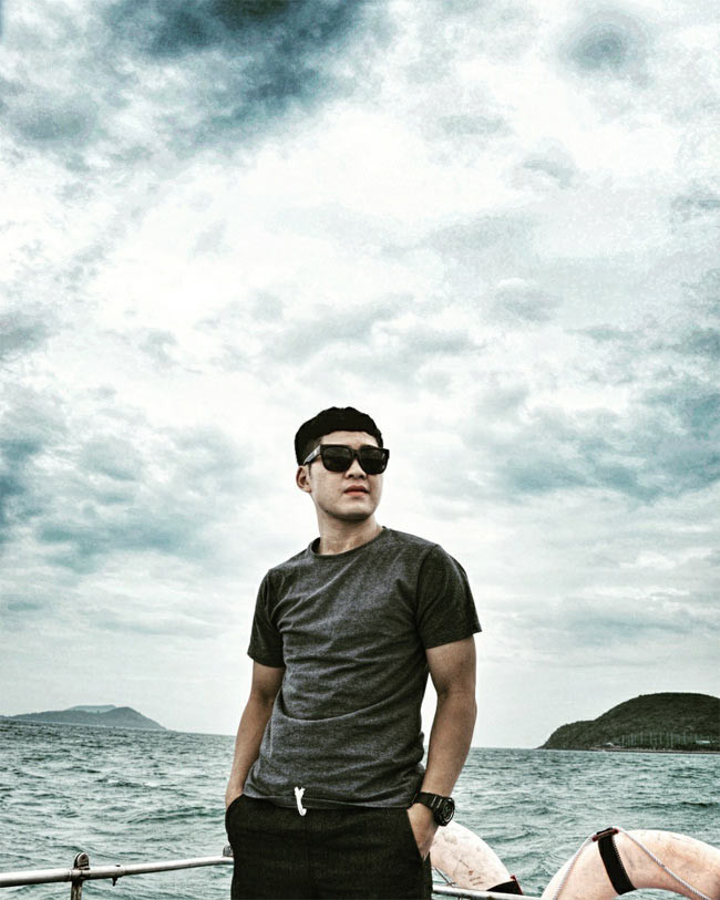 “Nếu so sánh hình thể gọn gàng, 6 múi trước đây của tôi với thân hình mũm mĩm bây giờ, tôi cũng buồn lắm. Tôi cũng từng có ý định giảm cân, nhưng sau đó đạo diễn nào giao vai cũng nói cần hình thể mũm mĩm mới hợp vai nên tôi quyết định giữ nguyên thể trạng…”, Đức Anh chia sẻ. (Ảnh: FBNV)