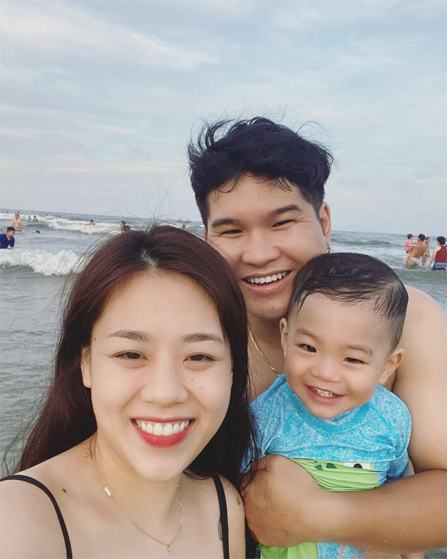 Ngoài đời, Đức Anh đã có vợ và một bé trai xinh xắn, kháu khỉnh. (Ảnh: FBNV)