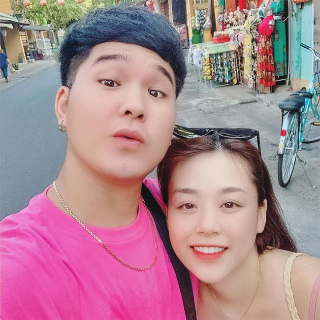 Nam diễn viên "Mùa hoa tìm lại" đăng rất nhiều ảnh tình tứ của mình và vợ trên trang cá nhân. (Ảnh: FBNV)