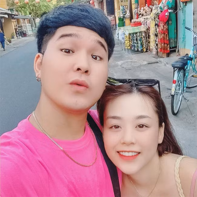 Nam diễn viên "Mùa hoa tìm lại" đăng rất nhiều ảnh tình tứ của mình và vợ trên trang cá nhân. (Ảnh: FBNV)