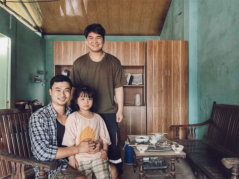 Sau khi tăng cân, thân hình mũm mĩm hơn, Đức Anh nhận được nhiều vai diễn có dấu ấn như Đạt trong “Chạy trốn thanh xuân”, Bách trong “Đừng bắt em phải quên”, Núi trong“Mùa hoa tìm lại”… (Ảnh: FBNV)