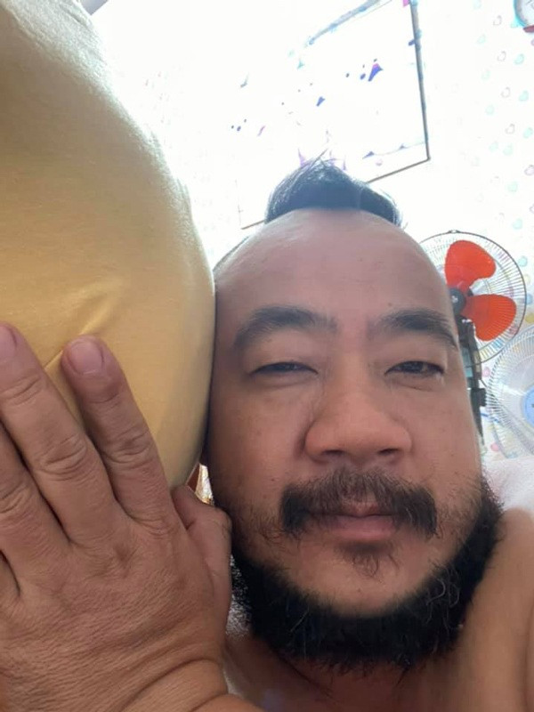 Nam diễn viên hài còn gây choáng với hình ảnh "râu ria xồm xoàm" khi ở nhà mùa dịch, bị vợ và con gái chê như "người rừng".