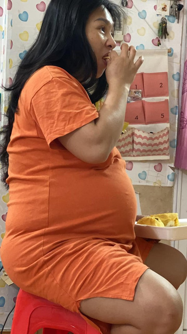 Dù đang háo hức chào đón nhóc tì thứ 3 sắp chào đời nhưng diễn viên Hiếu Hiền vẫn không quên đăng ảnh "dìm hàng" vợ bầu: "Tội nghiệp con bầu lắm nha quý vị, nó đói tới mức không kịp xuống bếp mà chỉ kịp chạy lại tủ lạnh lấy nguyên hộp sầu riêng ăn một mình chẳng thèm mời chồng với hai đứa con đang chăm chú nhìn nó bởi ánh mắt đầy ngưỡng mộ. Trong lòng ba cha con rộ lên suy nghĩ trời chuyện khó coi vậy mà nó có thể làm được hả ta. Thôi kệ đi, nó đang có em bé mà không cho nó ăn mắc công nó xách xe ra đường bị phạt thì khổ nè. Ba cha con đành nhìn con bầu duyên dáng, đáng yêu ăn một mình trong niềm hân hoan tột độ. Thôi ba cha con tui nuốt nước miếng rồi ngủ sớm cho đỡ tức đây".