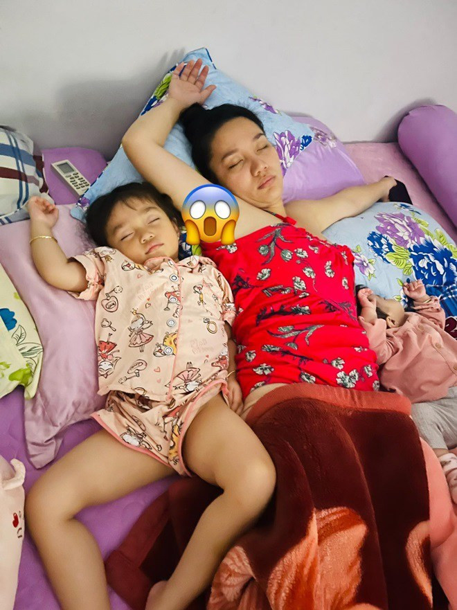 Khoảnh khắc ngủ mê mệt "không biết trời đất" của bà xã Lê Dương Bảo Lâm sau một ngày vất vả với công việc của bà mẹ bỉm sữa kiêm bán hàng online.