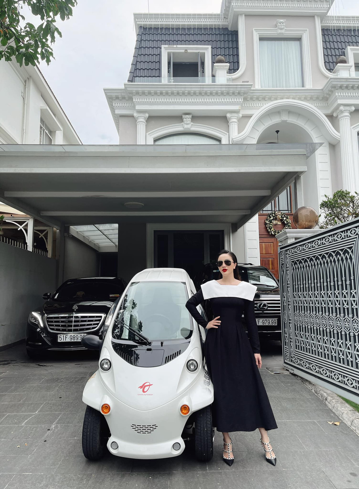 Nữ ca sĩ từng khoe "siêu xe đi chợ" được chồng mua tặng. Được biết, chiếc xe điện này được doanh nhân Phan Lĩnh đặt mua từ Nhật Bản về để tặng vợ.