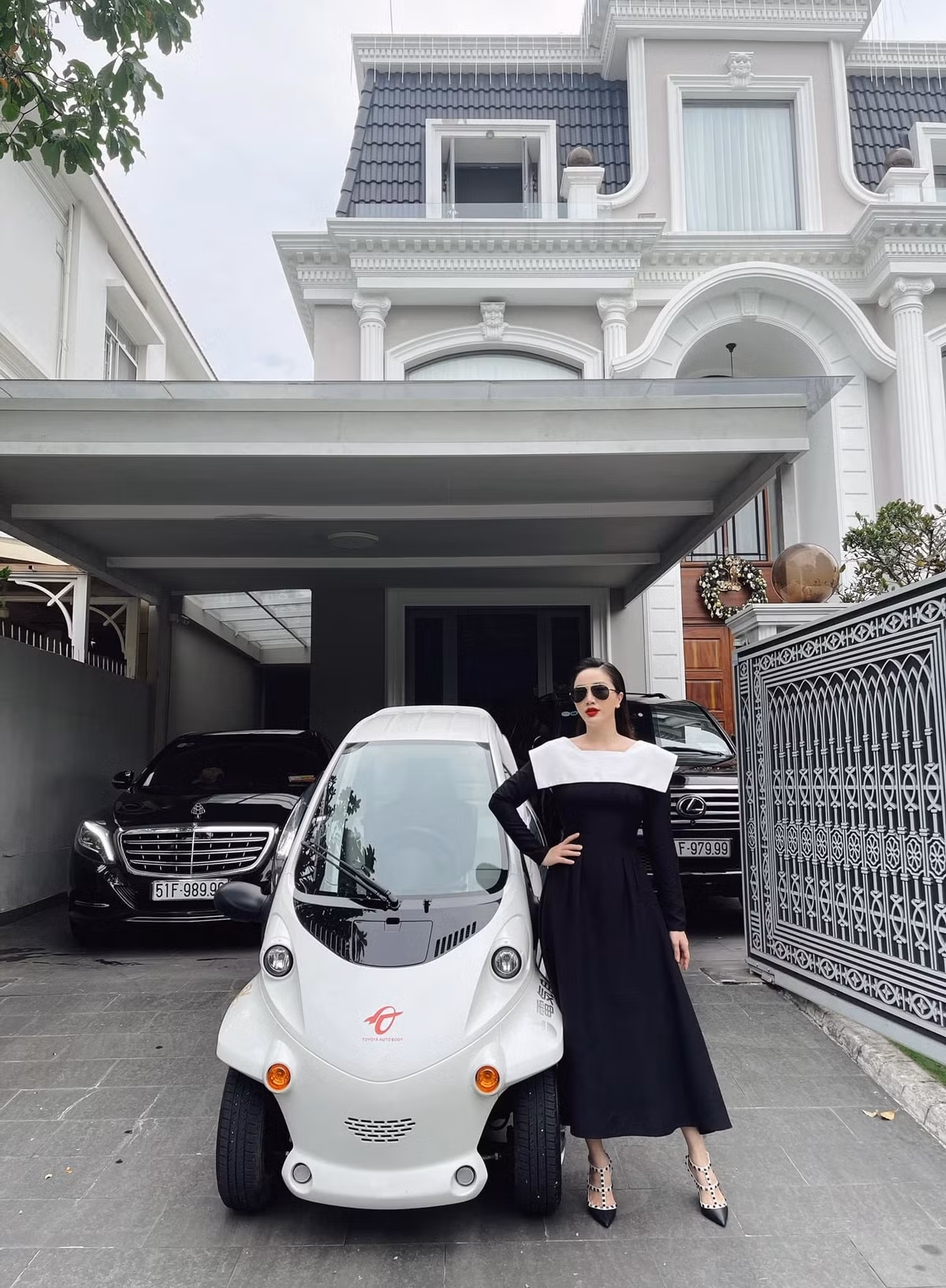 Nữ ca sĩ từng khoe "siêu xe đi chợ" được chồng mua tặng. Được biết, chiếc xe điện này được doanh nhân Phan Lĩnh đặt mua từ Nhật Bản về để tặng vợ.