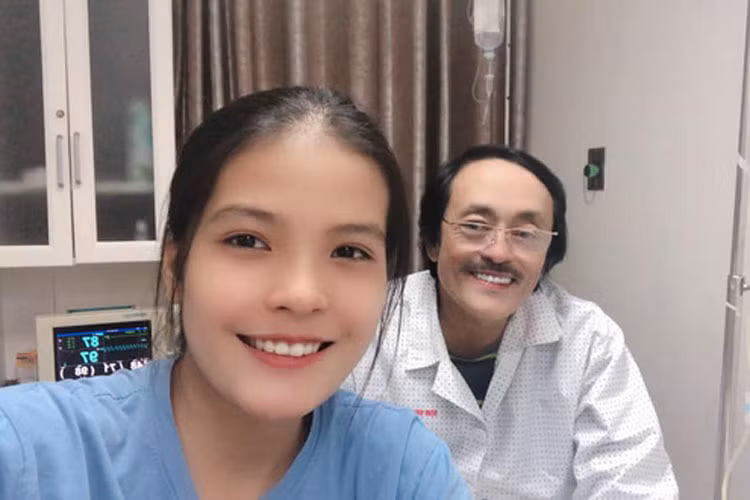 Từ tháng 1/2021, khi nghệ sĩ Giang Còi nhập viện vì ung thư hạ họng, cô bé Ngọc Ánh luôn túc trực bên cạnh ba và tự nhận là y tá của ba vì "không ai hiểu ba hơn em".