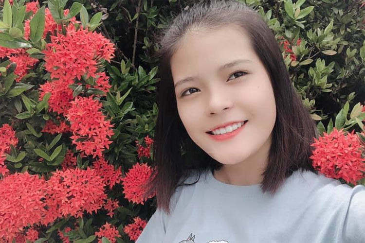 Từ hồi học lớp 1, Ngọc Ánh đã biết nấu cơm. Sau khi ba mẹ chia tay, cô bé được bố tín nhiệm giao mọi việc chợ búa, chi tiêu trong gia đình.