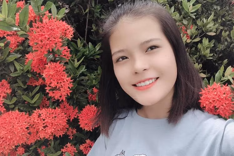 Từ hồi học lớp 1, Ngọc Ánh đã biết nấu cơm. Sau khi ba mẹ chia tay, cô bé được bố tín nhiệm giao mọi việc chợ búa, chi tiêu trong gia đình.