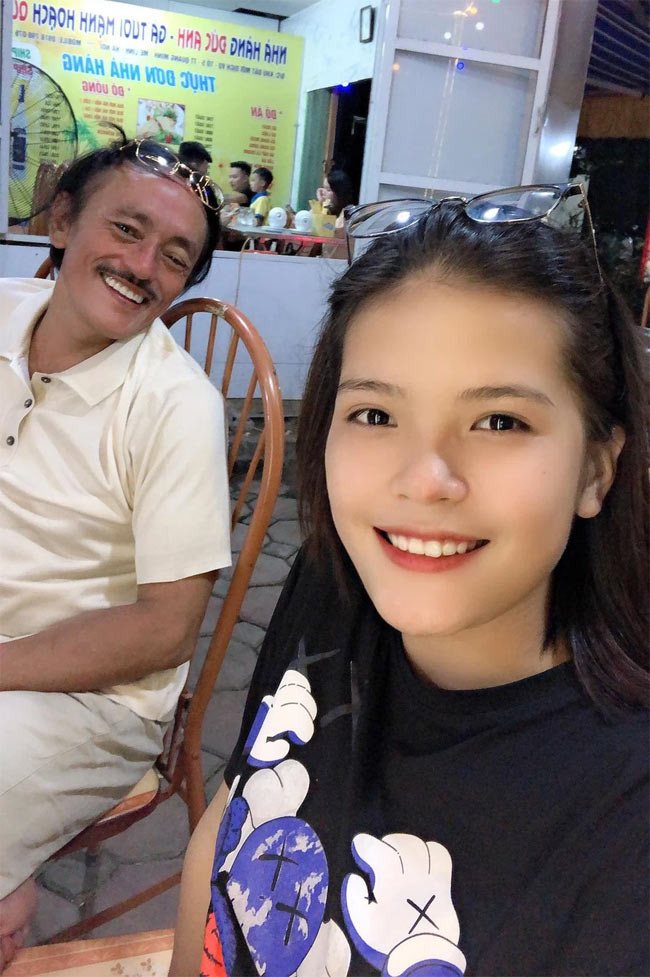 Chính vì thế nên so với các bạn đồng lứa, Ngọc Ánh trưởng thành sớm hơn, chững chạc hơn hẳn.