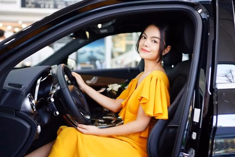 Nhờ sự chăm chỉ đó mà Phạm Quỳnh Anh tự mình mua được xế hộp tiền tỷ và 2 căn nhà mới.