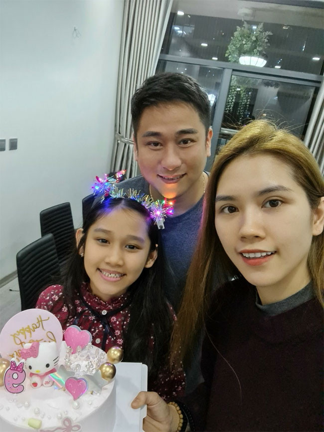 Theo nhận xét của bố mẹ, Minh Thùy là một cô bé ngoan ngoãn, biết nghe lời.