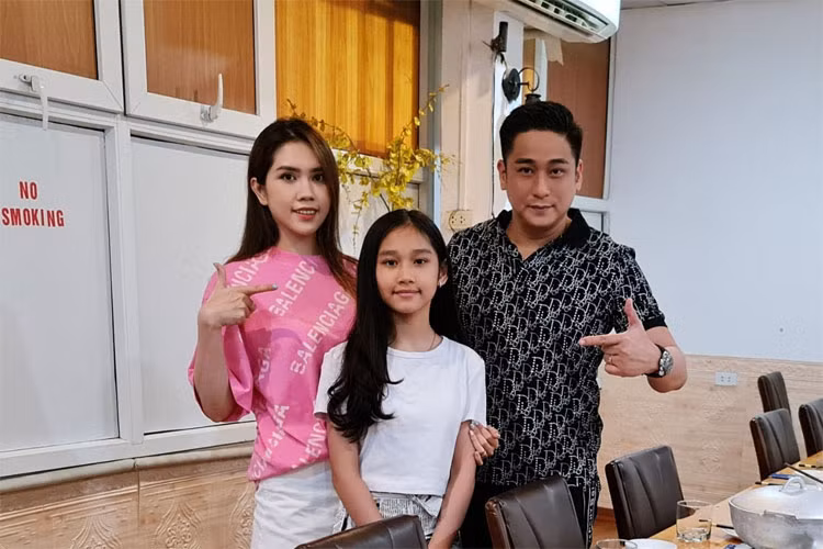 Cô bé Minh Thùy được mọi người dự đoán sẽ có tiềm năng theo đuổi nghệ thuật giống bố mẹ.