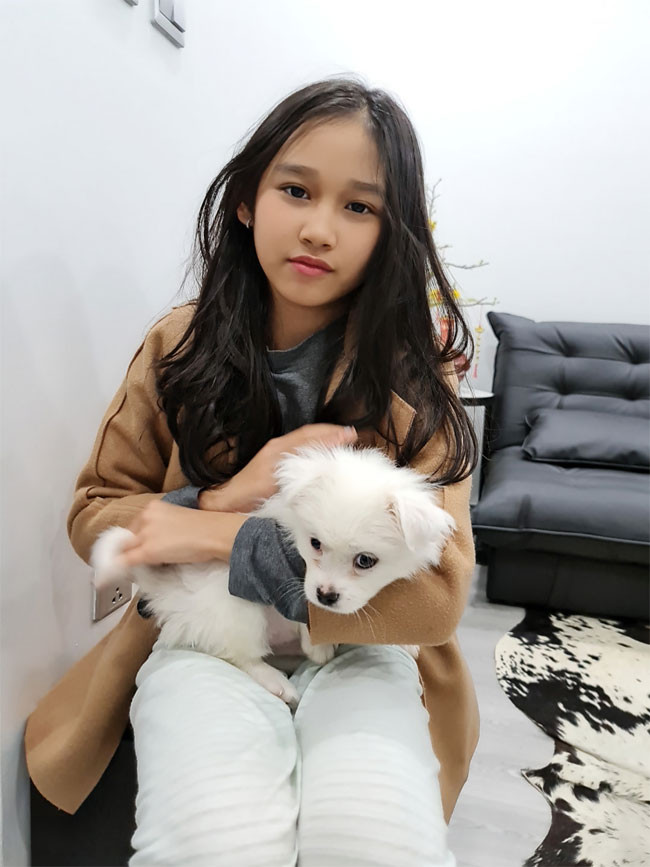 Minh Thùy được nhận xét có khuôn mặt giống cả bố lẫn mẹ còn chiều cao là thừa hưởng của cả hai bố mẹ.