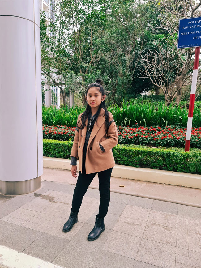 Thần thái và tác phong người mẫu của cô bé có được một phần từ gene bố mẹ, một phần do gia đình có công ty đào tạo người mẫu nên từ nhỏ, Minh Thùy đã được tiếp xúc với sàn catwalk, làm mẫu ảnh hoặc đóng quảng cáo.