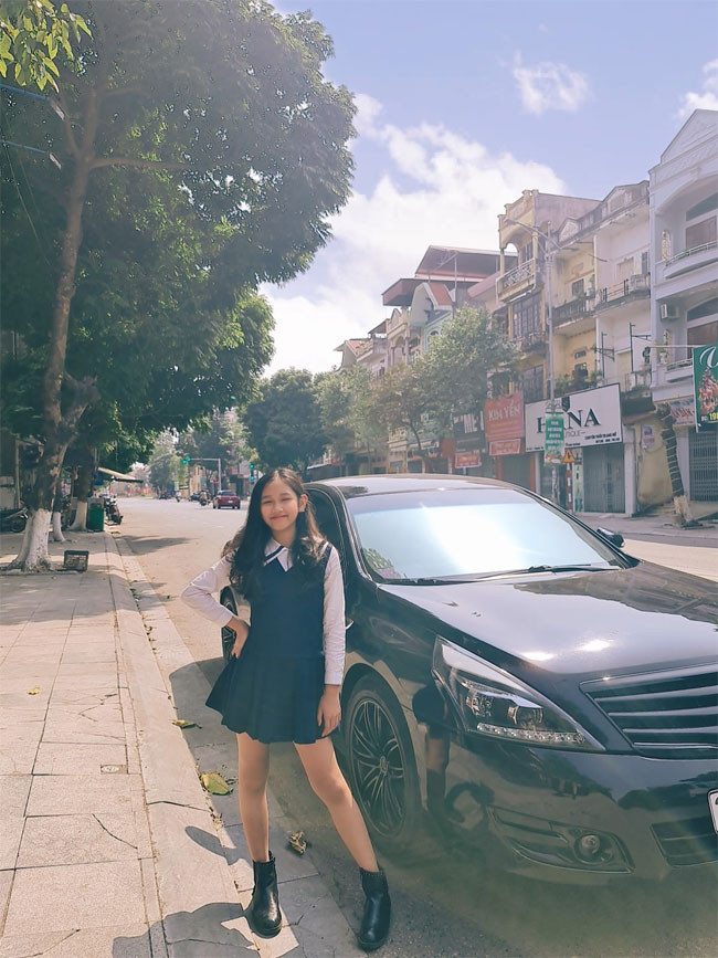 Còn nhỏ nhưng Minh Thùy đã tỏ rõ tố chất người mẫu khi cách tạo dáng rất chuyên nghiệp.