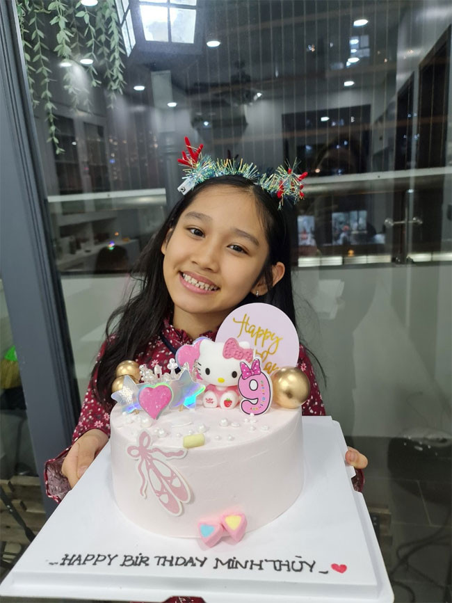 Vì có bố mẹ tạo điều kiện lại được tiếp xúc với môi trường làm mẫu từ nhỏ nên Minh Thùy luôn tự tin trước ống kính.