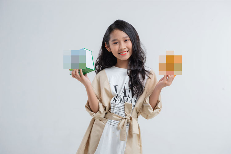 Minh Thùy trong một lần làm mẫu quảng cáo sản phẩm.