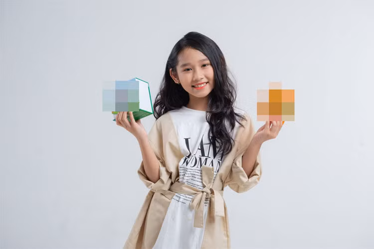 Minh Thùy trong một lần làm mẫu quảng cáo sản phẩm.