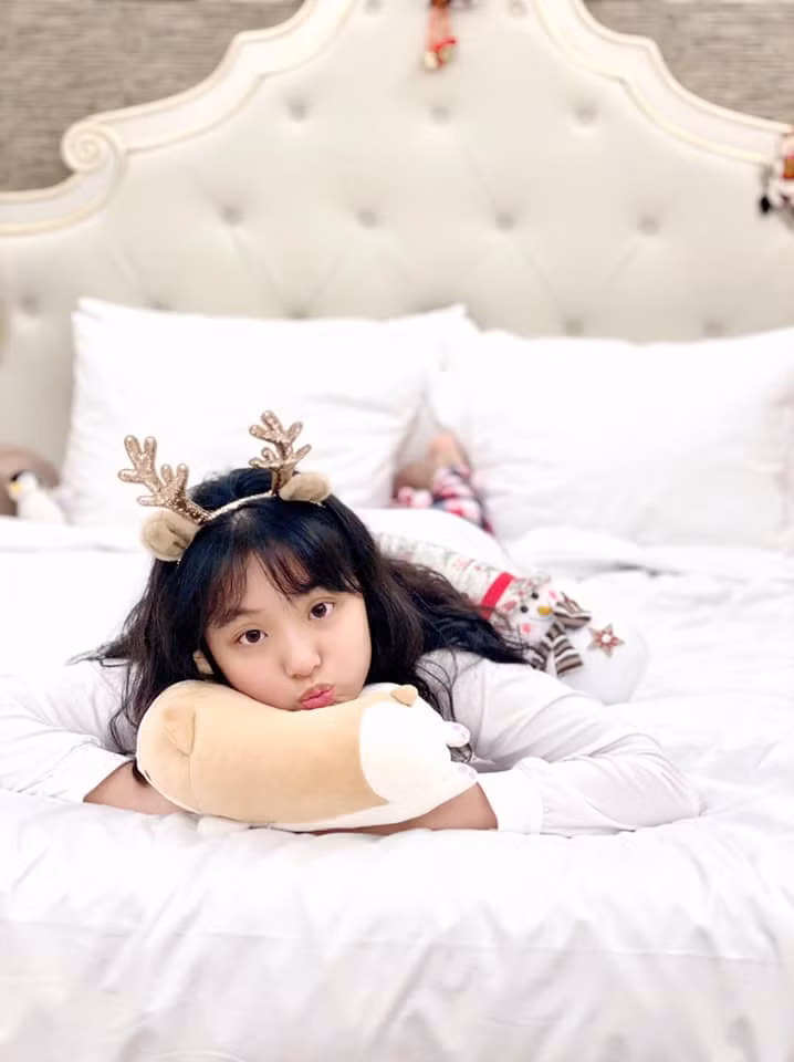 Tuy vậy, ở nhà Suti hay bị trêu là "công chúa hậu đậu" bởi làm bất cứ việc gì cũng có thể gây đổ vỡ.