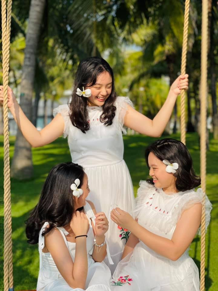 Hai công chúa nhà siêu mẫu được ba mẹ hết mực cưng chiều. Cả hai được cha mẹ đầu tư cho theo học tại trường quốc tế với mức học phí khủng.