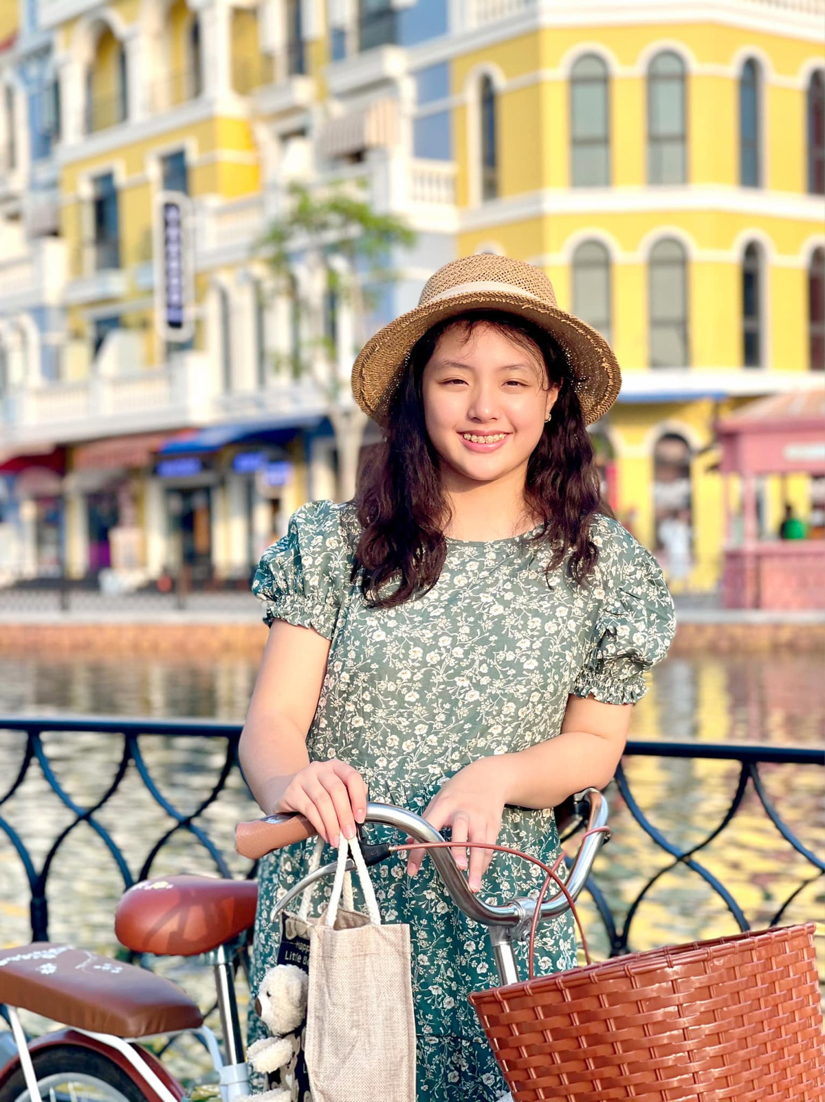 Suti càng lớn càng xinh xắn, ra dáng thiếu nữ.