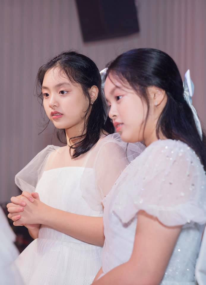 Hai chị em được khen ngoan ngoãn, chăm học, sống tự lập và rất tình cảm.