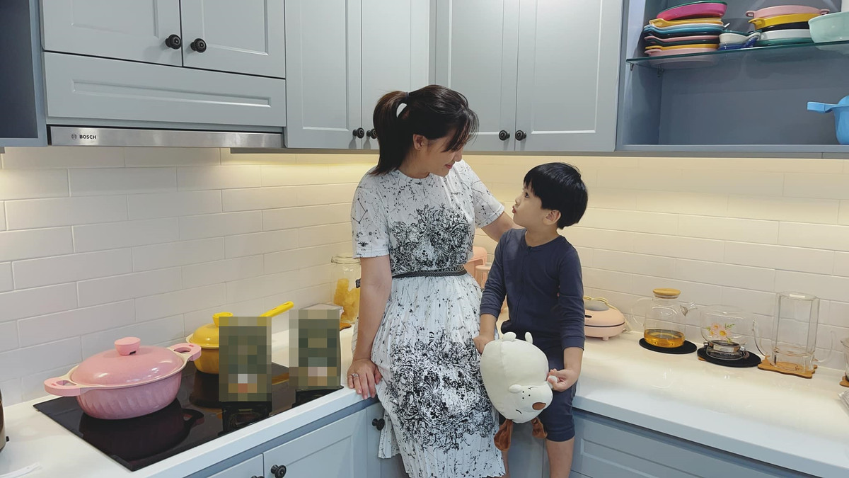 Nữ diễn viên sinh năm 1985 bên con trai trong thời gian ở nhà tránh dịch.
