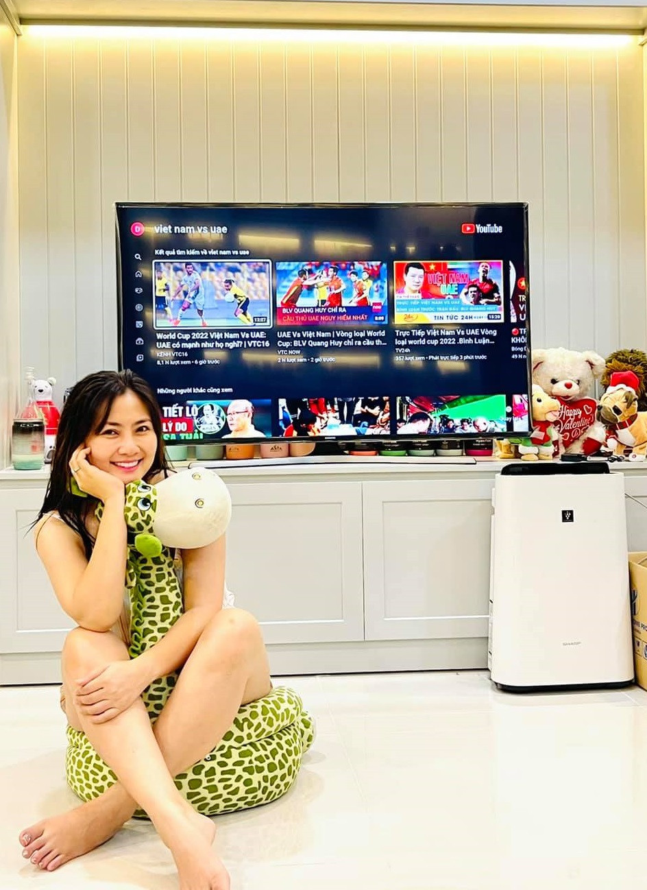 Thời điểm cuối tháng 6, nữ diễn viên chia sẻ về quá trình chăm chỉ luyện tập của mình: "Từ bữa giãn cách tới giờ thì ngày nào cũng vậy và cũng mệt. Càng tập thì mặt, bụng, vòng 1 là xuống nhanh, còn hông, đùi, bắp tay cũng vậy à".