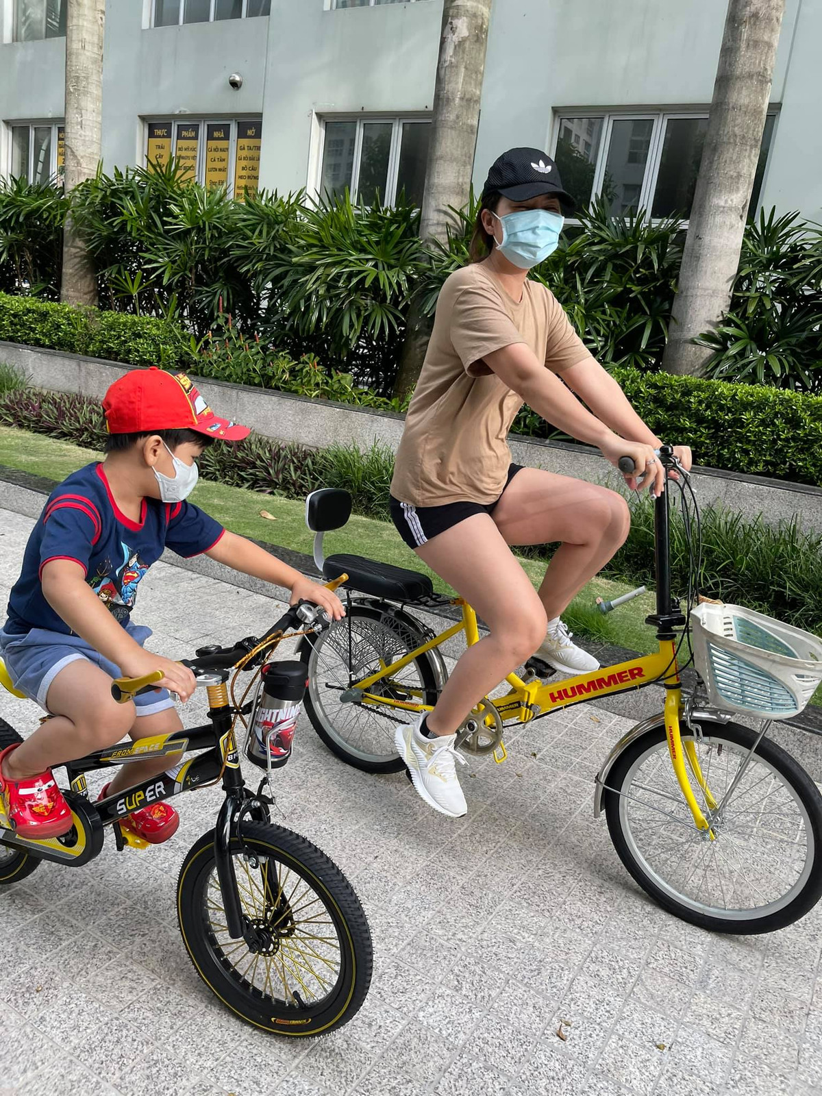 Diễn viên Ngọc Lan hy vọng dịch sớm qua mau để hai mẹ con cô lại được vi vu khắp nơi.