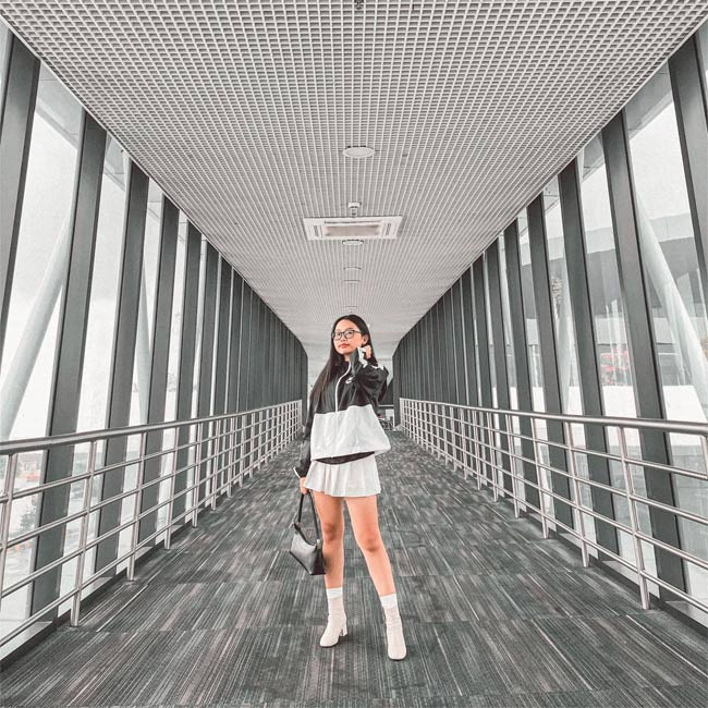 Đen trắng là hai màu sắc thường được giọng ca "Quê em mùa nước lũ" kết hợp rất ăn ý và tạo được hiệu quả cao.