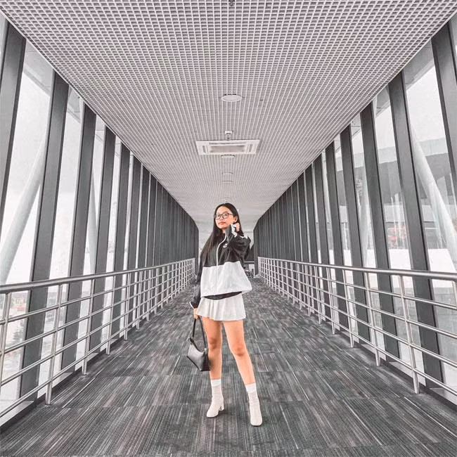 Đen trắng là hai màu sắc thường được giọng ca "Quê em mùa nước lũ" kết hợp rất ăn ý và tạo được hiệu quả cao.