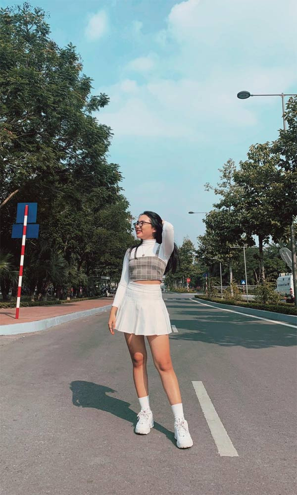 Chân váy xoè ngắn không chỉ phù hợp với lứa tuổi của Phương Mỹ Chi mà nó còn giúp cô trông cao hơn.