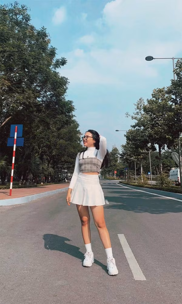 Chân váy xoè ngắn không chỉ phù hợp với lứa tuổi của Phương Mỹ Chi mà nó còn giúp cô trông cao hơn.