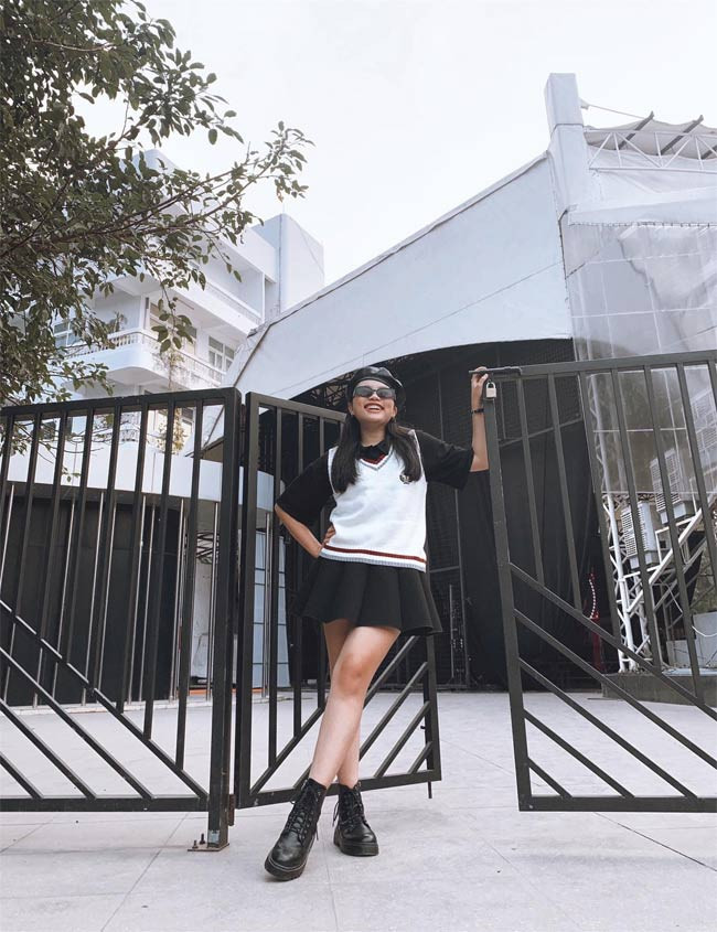 Chân váy ngắn xếp li, áo len mặc ngoài áo phông, boot dây thấp cổ, nữ ca sĩ 18 tuổi nhận được nhiều lời khen với cách kết hợp trang phục này.