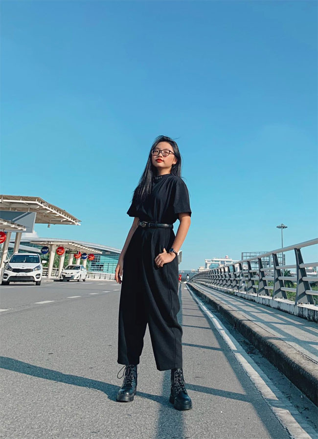  Ca sĩ Phương Mỹ Chi cá tính với cả cây đen và điểm nhấn là chiếc quần ống rộng.