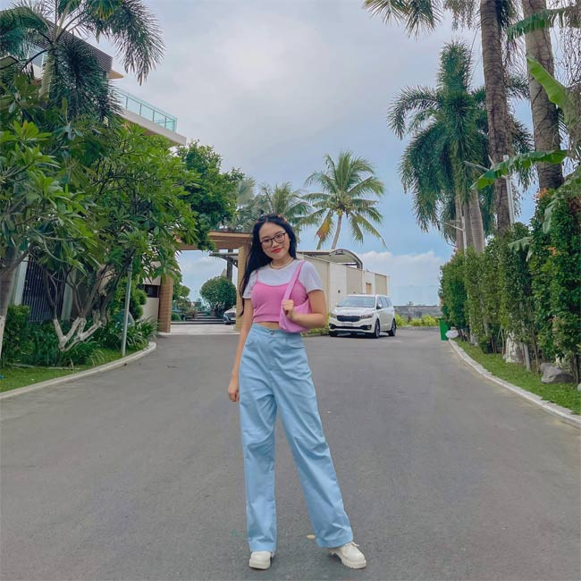 Nhìn Phương Mỹ Chi rất năng động với set đồ: quần jeans ống suông cạp cao, áo crop top kết hợp với áo hai dây bên ngoài.