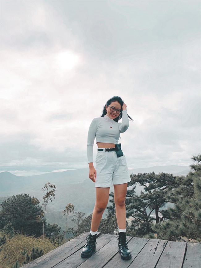 Short trắng, áo crop top trắng, cùng phụ kiện là boot dây và thắt lưng đen, Phương Mỹ Chi trông rất cá tính.