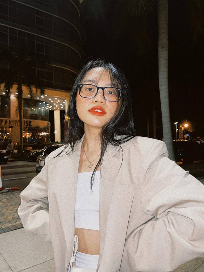 Đôi khi giọng ca sinh năm 2003 lại phá cách với style áo blazer rộng kết hợp với áo ống bên trong.