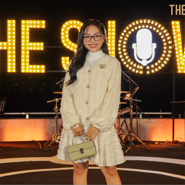 Gu thời trang của Phương Mỹ Chi ngày càng chững chạc hơn khi cô ca sĩ bước sang tuổi 18.