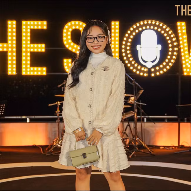 Gu thời trang của Phương Mỹ Chi ngày càng chững chạc hơn khi cô ca sĩ bước sang tuổi 18.