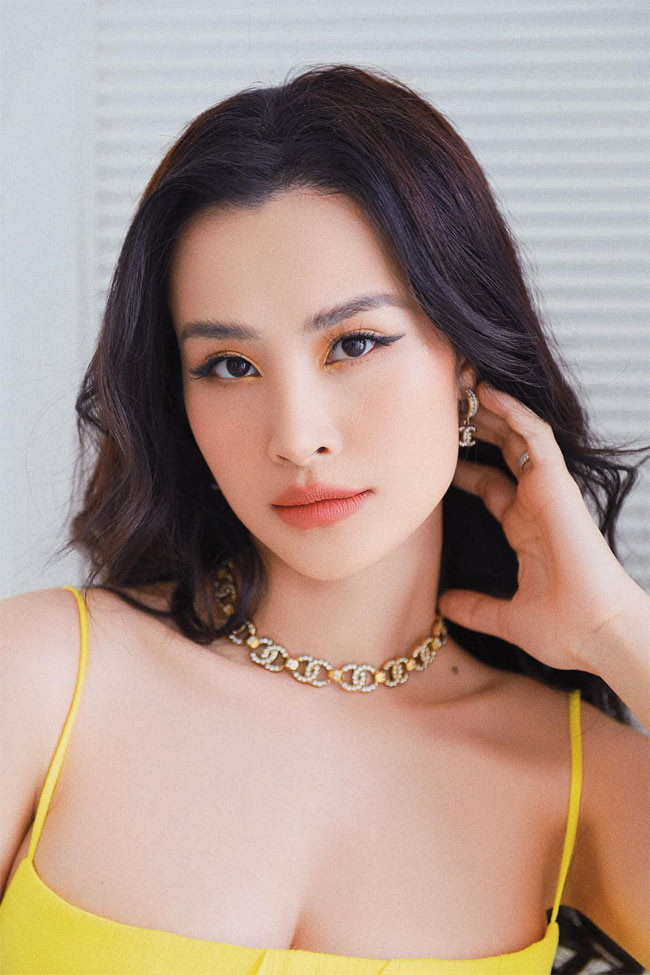 Thậm chí nữ ca sĩ còn được khen nhan sắc ngày càng thăng hạng sau khi sinh con.