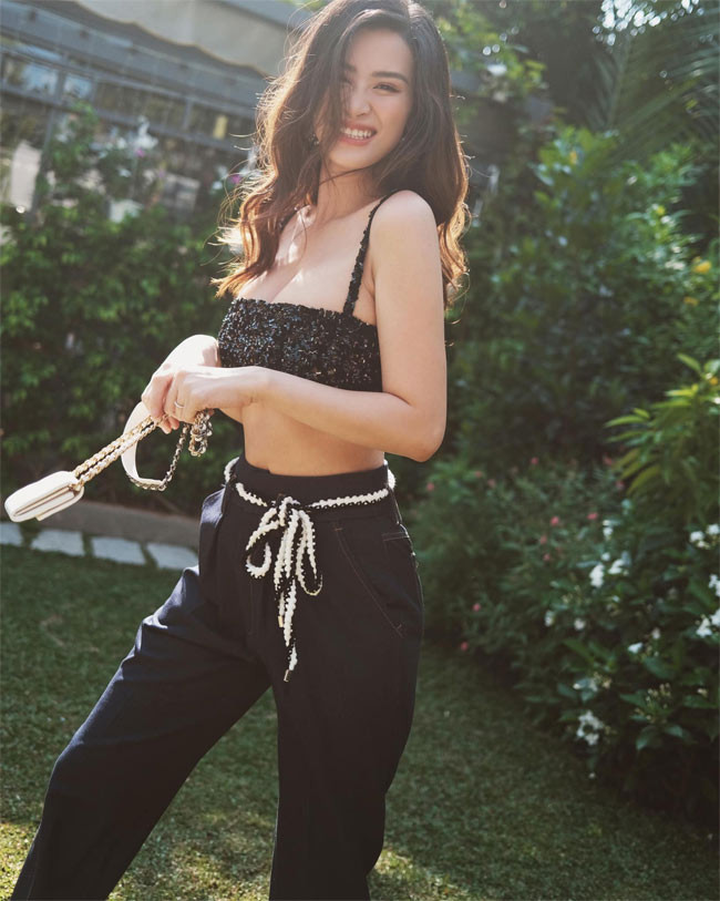 Vòng 1 tròn đầy sau khi sinh con khiến body của Đông Nhi lại càng gợi cảm hơn.