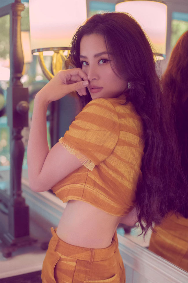 Nữ ca sĩ sinh năm 1988 tự tin khoe vóc dáng khi làm mẫu cho bộ sưu tập mới của nhà thiết kế Lê Thanh Hòa.