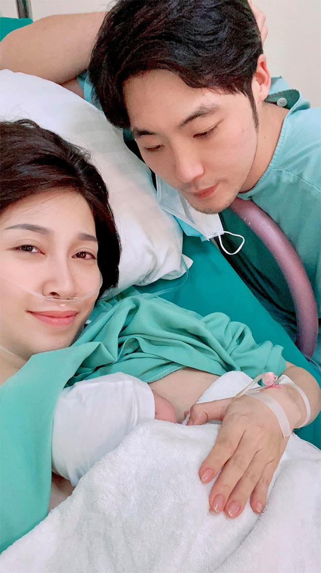 Tháng 10/2020, Pha Lê và Manny chào đón con gái đầu lòng, đặt tên là Thiên Ý, tên tiếng Anh là Honora Shin. "Lần đầu tiên trong cuộc đời mẹ thấy ba khóc, mà đã khóc là khóc um xùm trong phòng sinh bất chấp xung quanh", Pha Lê chia sẻ.