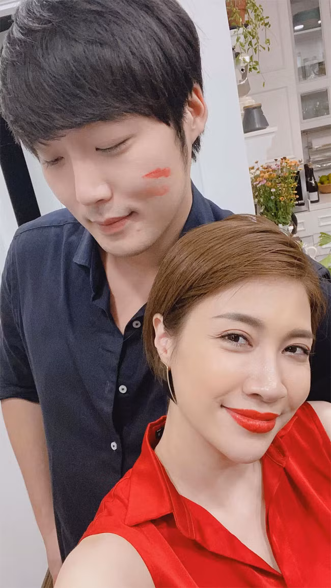 Có thể nói Emmanuel Shin chính là bạn trai đầu tiên mà Pha Lê công khai và mang lại cho cô rất nhiều niềm vui nhờ tính cách vui vẻ của anh.