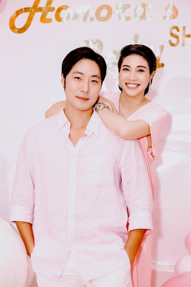 "Đây là lần đầu tiên tôi quen một người kém tuổi. Khi gặp Manny, các tiêu chuẩn về một người đàn ông của tôi lúc này mất hết. Manny trẻ hơn, không giàu có, nhí nhố, hài hước, như một... thằng điên nhưng tôi thấy vậy mới vui", Pha Lê từng chia sẻ về bạn trai.